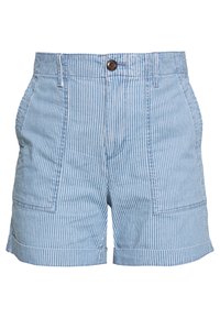 Shorts en coton bleu et blanc à rayures verticales, avec poches avant, fermeture à boutons, passants pour ceinture et ourlets retroussés.