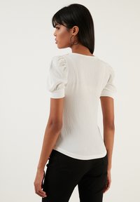 LELA SLIM FIT - Bluza - ecru