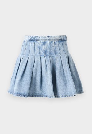 Jupe en denim bleu clair, présentant un design plissé complet et une taille. Le tissu a une texture subtile avec des détails de couture visibles.