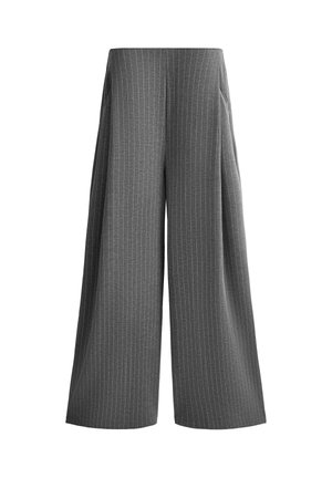 Grijze wijde broek met dunne verticale witte krijtstrepen, hoge taille en zijzakken, weergegeven op een witte achtergrond.