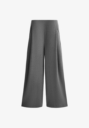 Pantalon gris à jambes larges avec fines rayures verticales blanches, taille haute et poches latérales, présenté sur un fond blanc.