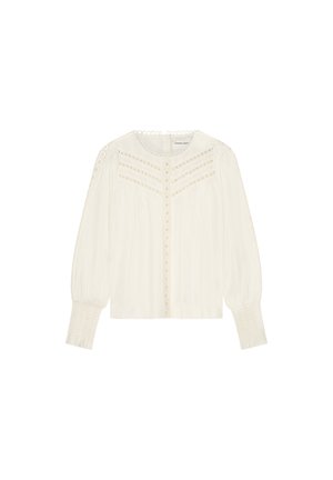 Witte blouse met lange mouwen, knoopsluiting aan de voorkant, textuurstof en verfijnde borduurdetails langs de schouders en borst.