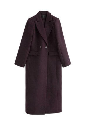 Cappotto lungo doppiopetto in misto lana bordeaux profondo. Presenta un colletto a scialle, tasche laterali e una texture liscia.