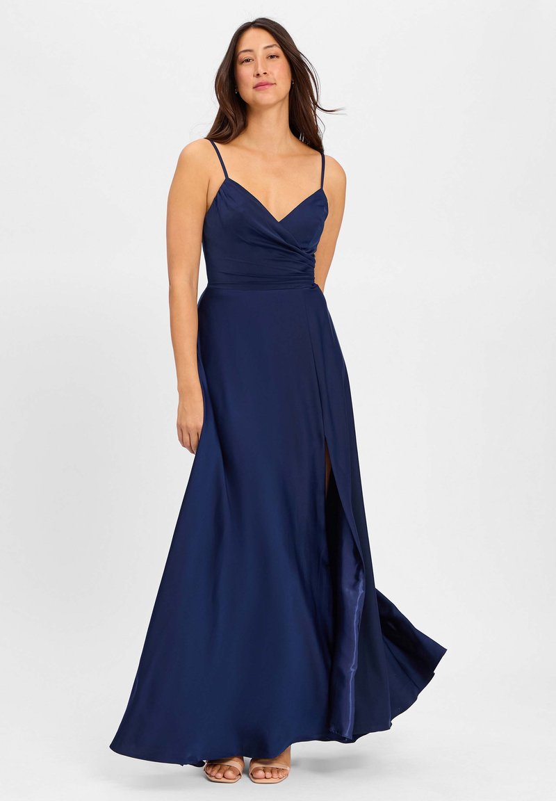 Marineblaues Satinabendkleid mit V-Ausschnitt, schmalen Trägern und einem seitlichen Schlitz, das einen taillierten Oberteil und einen fließenden Rock aufweist.