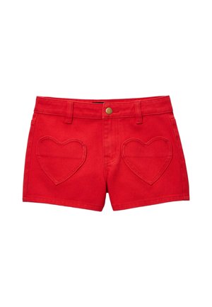 Shorts en denim rouge avec deux poches avant en forme de cœur et une fermeture par bouton métallique à la taille.