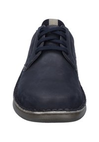 Scarpe stringate da uomo in pelle blu navy, texture liscia, punta rotonda, cuciture in contrasto, suola in gomma, occhielli rinforzati, design minimalista.