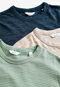 Trei tricouri cu guler rotund în nuanțele bleumarin, roz deschis și verde pastel. Fiecare are un design texturat cu dungi și un eticheta de ajustare standard.