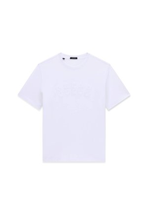 Biała koszulka z krótkim rękawem i okrągłym dekoltem z subtelnym, wytłoczonym logo "GUESS" na piersi, przedstawiona na jednolitym białym tle.