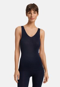 Námořnická modrá bezrukávová tílko s výstřihem do V, vyrobené z měkkého, elastického materiálu, s úzkým střihem a hladkým povrchem.