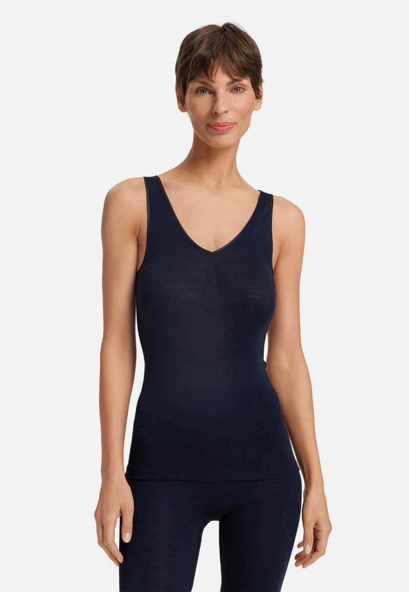 Námořnická modrá bezrukávová tílko s výstřihem do V, vyrobené z měkkého, elastického materiálu, s úzkým střihem a hladkým povrchem.