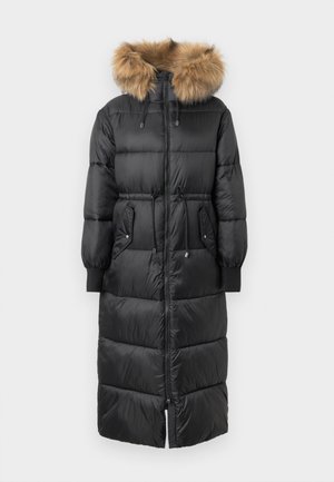 Czarny długi puchowy płaszcz z odpinanym trzcinowym kapturem wyłożonym futrem, elastycznymi mankietami i zamkiem trwałym z przodu, wyposażony w dwie boczne kieszenie i taliowany krój.