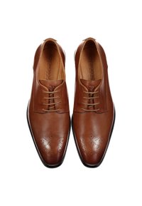 Braune Leder-Oxfords mit glatter Oberflächenstruktur, Schnürdesign und dekorativen perforierten Akzenten an der Zehenpartie. Leicht abgerundete Schuhform.