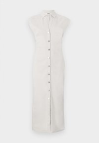 Robe chemise gris clair, arrivant au genou, en tissu avec un devant à boutons. Dispose d'un col et d'un design sans manches. Texture lisse, style minimaliste.