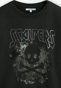 Felpa nera con colletto a costine, caratterizzata da una grafica con teschio e ossa incrociate in argento, con la parola "SCALPERS" in evidenza sopra.