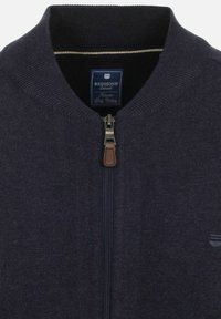Marineblauer Reißverschluss-Pullover mit geripptem Kragen und Bündchen, ausgestattet mit einem Metallreißverschluss und einem Lederzieher. Markenetikett im Nacken eingenäht.