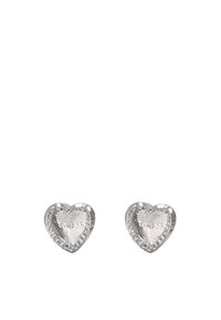 Orecchini a perno a forma di cuore in metallo argentato, caratterizzati da una texture rigata e accenti scintillanti lungo il bordo. Incisione "GUESS" sulla superficie.