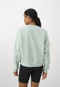 adidas Sportswear ESSENTIALS SMALL LOGO FEEL COZY  - Sportinis megztinis - linen green/white