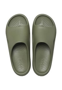 Olivgrüne Slipper-Sandalen mit einer strukturierten Oberfläche, offenem Zehenbereich und seitlichen Ausschnitten. Hergestellt aus flexiblem Material mit einer gepunkteten Innenseite für besseren Halt.