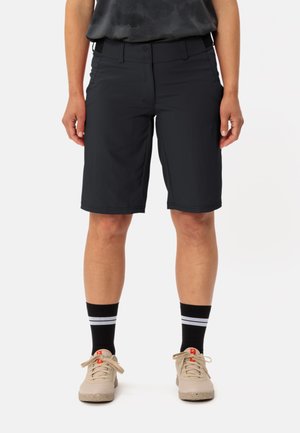 Schwarze Herren Shorts aus leichtem, dehnbarem Material; mit flachem Bund, Gürtelschlaufen, Seitentaschen und knielangem Schnitt.