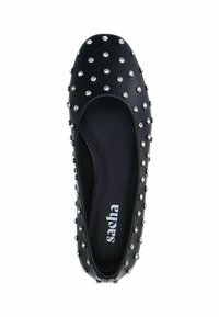 Zwarte ballerina van soepel materiaal, versierd met zilveren studs. Heeft een ronde neus en een binnenvoering met "sacha" merknaam.