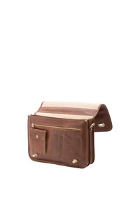 Borsa messenger in pelle marrone con un flap beige, dotata di più tasche, un comparto con zip e dettagli in metallo dorato.