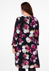 Zizzi Vestido informal - black pink floweraop