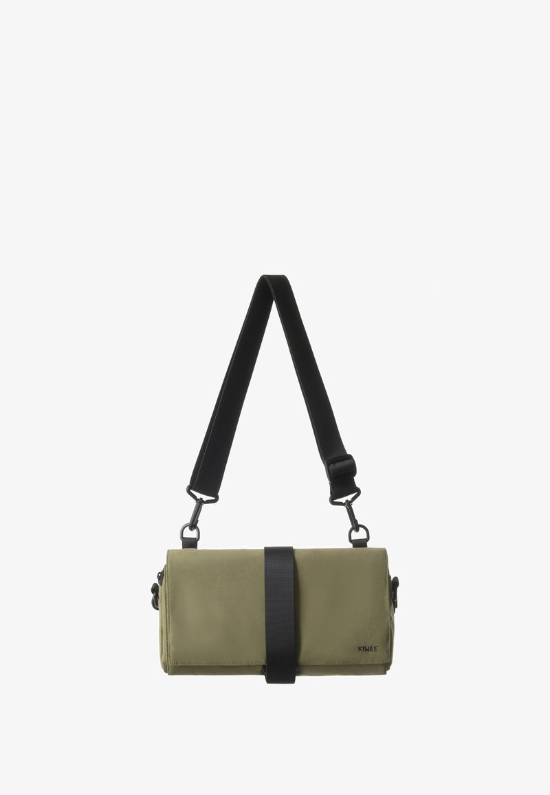 Olivgrüne Umhängetasche mit einer glatten, strapazierfähigen Textur, ausgestattet mit einem schwarzen verstellbaren Gurt und einem auffälligen schwarzen Band in der Mitte.