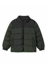 Giubbotto imbottito con parte superiore nera e parte inferiore verde scuro, dotato di zip frontale, polsini elastici e tasche laterali.