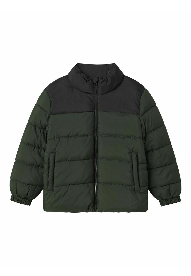 Giubbotto imbottito con parte superiore nera e parte inferiore verde scuro, dotato di zip frontale, polsini elastici e tasche laterali.