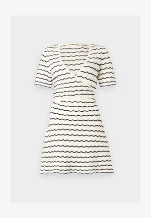 Biała dzianinowa sukienka z krótkim rękawem, z czarnymi poziomymi falistymi paskami, kopertowym dekoltem w kształcie litery V i dopasowaną talią.