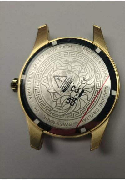 Kuldne roostevabast terasest kellatagune, millel on tekstuuriga ringiline disain ja lillemuster, safiirist kristall ning veekindlus 5 ATM.