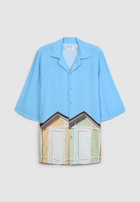 Camicia azzurra a maniche corte con stampa di cabine da spiaggia in beige, verde e bianco, con tetti e bottoni neri.