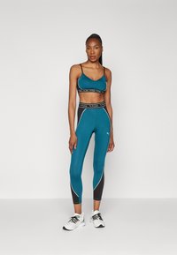 Puma MOVE STRONG - Športni modrček z rahlo podporo - cold green
