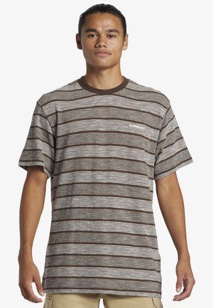 Bruin en crème gestreepte t-shirt met korte mouwen, voorzien van een geometrisch patroon en een ronde halslijn. De stof lijkt textuur te hebben en is licht van gewicht.