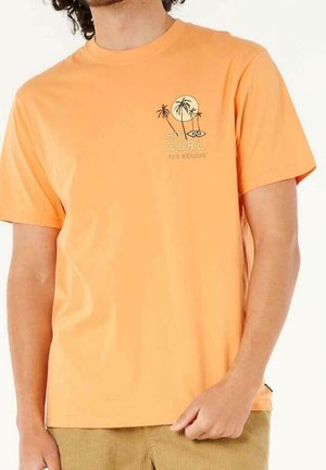 Homme portant un T-shirt orange à manches courtes avec un petit motif noir de palmier et de soleil avec le texte "Rip Curl" sur la poitrine.