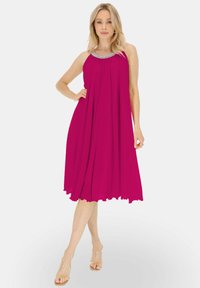 Fuksjowa sukienka bez rękawów z ozdobnym dekoltem, zwiewną sylwetką, długości do kolan i miękkim, lekkim materiałem.