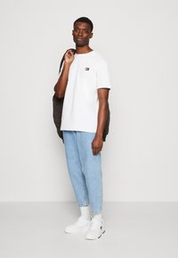 Tommy Jeans BADGE TEE - T-shirt basic - white