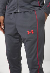 Under Armour TRACKSUIT - Tracksuit - castlerock/racer red