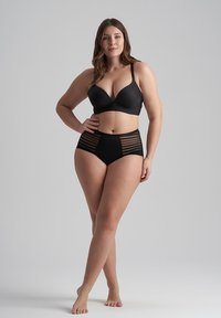 Set di lingerie nera composto da un reggiseno imbottito con spalline regolabili e mutandine a vita alta con pannelli in rete orizzontali e tessuto liscio.
