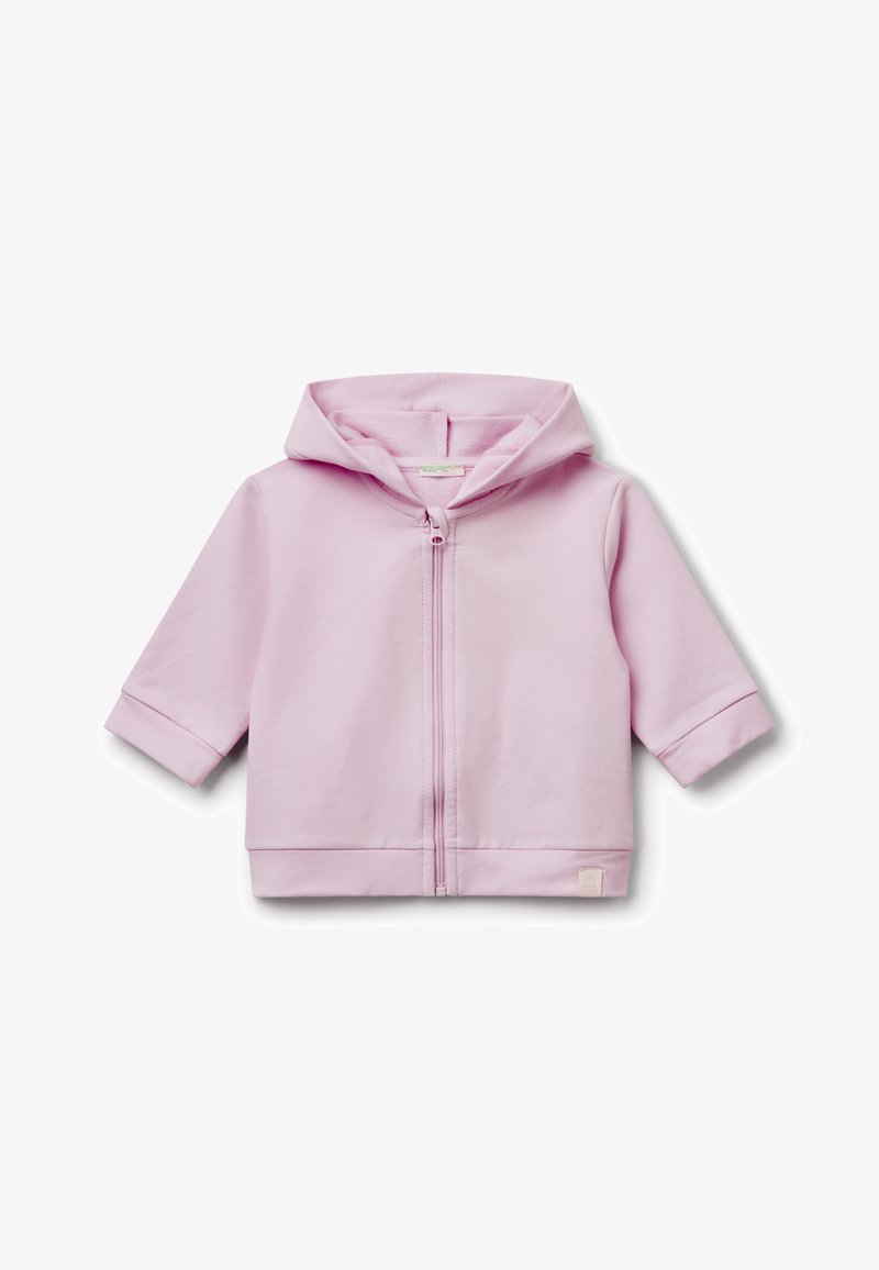 Sudadera de niño pequeño color rosa claro, con cremallera frontal completa, mangas largas y capucha adjunta, exhibida sobre un fondo blanco.