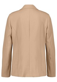 Blazer beige avec une coupe ajustée, manches longues et col cranté. Texture lisse, fente unique au dos et détails de couture minimaux.