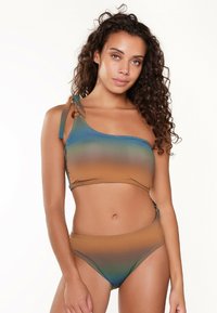 Bikini set met één schouder, voorzien van een kleurverloop van blauw naar bruin. Gemaakt van een soepele, rekbare stof met strikaccenten.