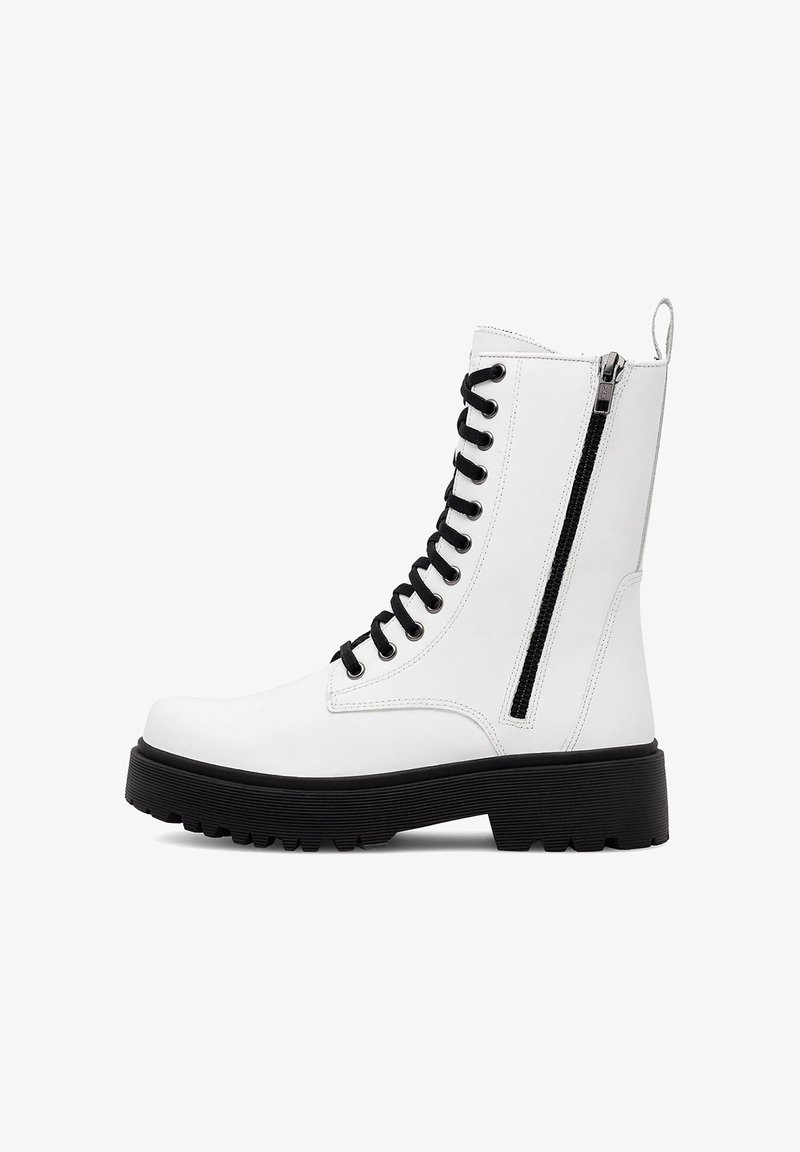 Baltas sintētisks potītes zābaks ar melnām auklām, sānu rāvējslēdzēju, masīvu melnu zoli un strukturētu zoles rakstu. Gluda apdare.