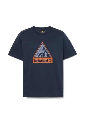 T-shirt en coton bleu marine à manches courtes, présentant un graphisme triangulaire en orange et gris avec le texte "Timberland" et un design d'arbre.
