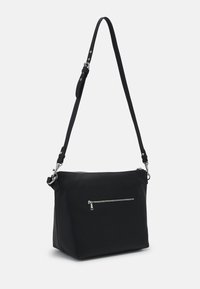 Črna usnjena torba čez ramo z urejenim oblikovanjem, nastavljivim trakom in sprednjim žepom na zadrgo, okrašenim s srebrnimi dodatki.