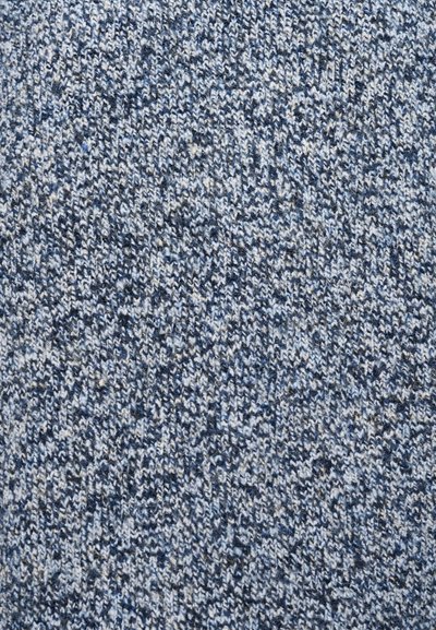 Κοντινή λήψη υφάσματος πλεγμένου με υφή, με ανάμεικτα μπλε, λευκά και γκρι νήματα που δημιουργούν μια πουά παλέτα.