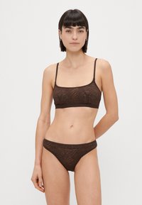 Bralette castanho com padrão, com alças ajustáveis e cueca de biquíni a condizer. Textura suave com um discreto design semelhante a folhas.