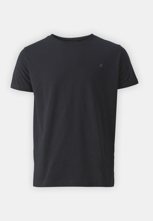 Camiseta negra de algodón, con cuello redondo, mangas cortas y un pequeño logotipo bordado en el pecho. Textura suave, ajuste casual.