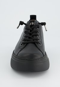 Sneaker in pelle nera con punta tonda, design con lacci, tomaia testurizzata e suola in gomma spessa. Include dettagli metallici sui lacci.