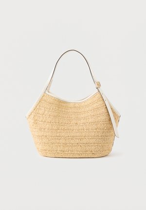 Μπεζ πλεκτή τσάντα από άχυρο με λευκή δερμάτινη επένδυση και ρυθμιζόμενο ιμάντα ώμου, σε απλό φωτεινό φόντο.